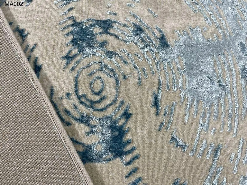 Thảm trải sàn kết hợp hoàn hảo với sofa và bàn ăn trong không gian tối giản.