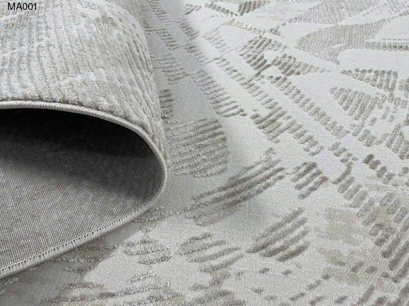 Thảm trang trí phòng khách với bề mặt họa tiết tinh tế, mang lại chiều sâu thẩm mỹ