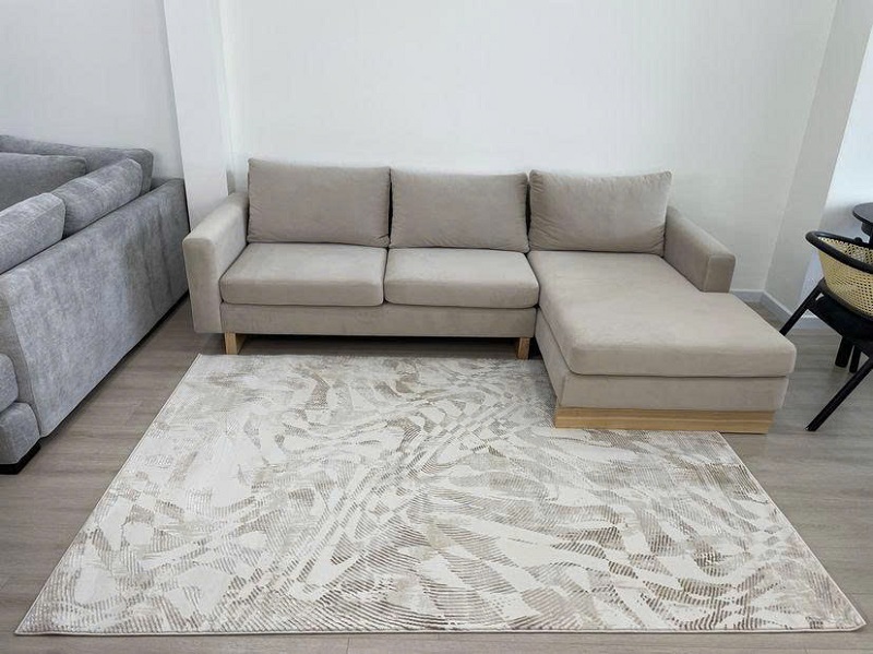 Thảm lót sàn có lớp đế chống trượt hiệu quả, thích hợp cho gia đình có trẻ nhỏ hoặc sàn gỗ bóng.