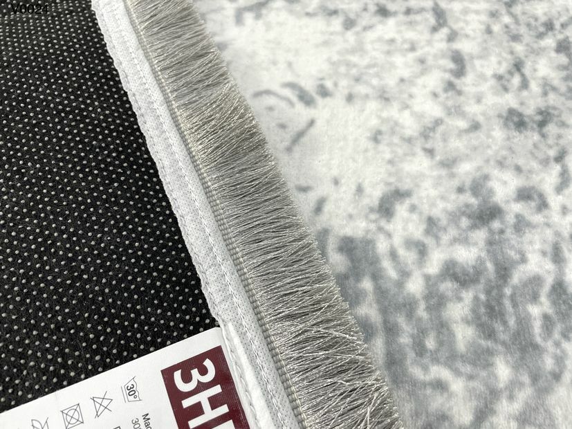 Mặt sau thảm trải sàn với đường viền may chắc chắn, chống trượt hiệu quả.