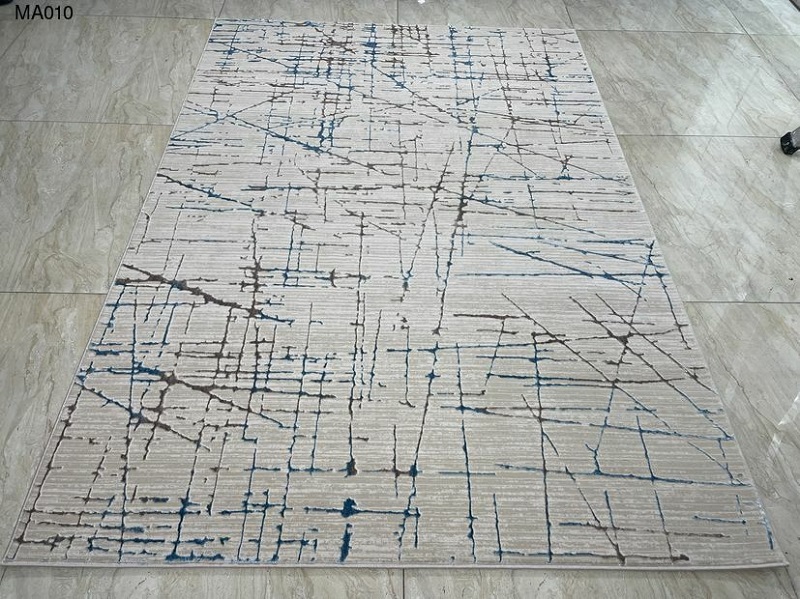 Toàn cảnh thảm trang trí phòng khách trải trên nền gạch sáng màu, tạo điểm nhấn nổi bật cho căn phòng.