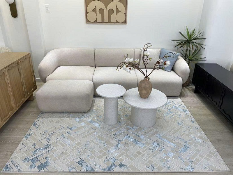 Toàn cảnh thảm trải sàn hình chữ nhật, tông be xám xanh trang nhã