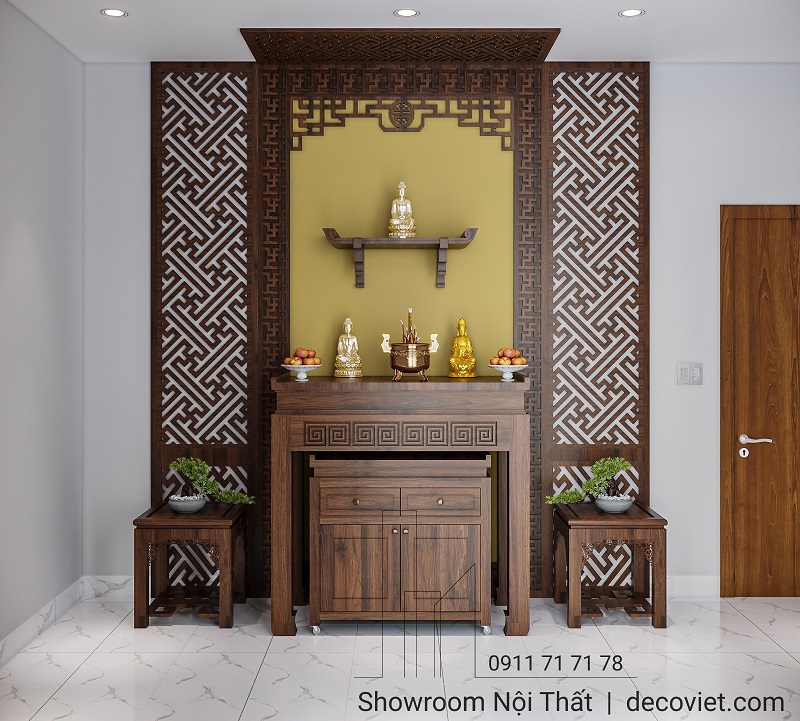 Không gian phòng thờ trang nghiêm với bàn thờ gỗ chạm khắc tinh xảo.