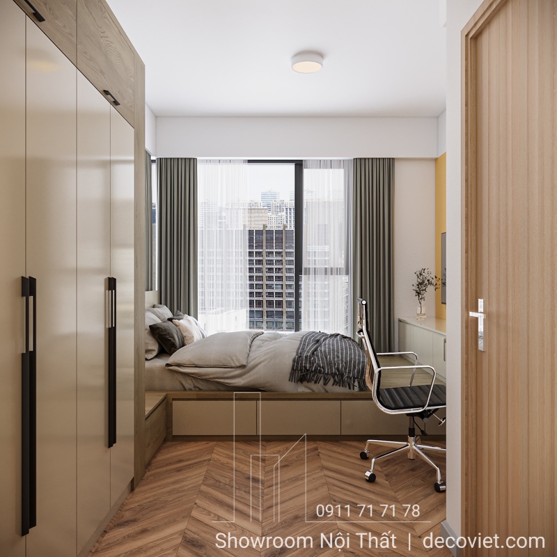 Phòng ngủ nhỏ gọn gàng, thiết kế tủ kịch trần và giường bệt cạnh cửa sổ thoáng sáng.