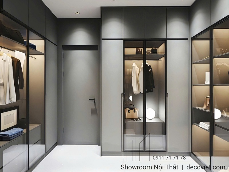 Phòng thay đồ cao cấp, hệ tủ kính và kệ gỗ kết hợp ánh sáng ấm áp.