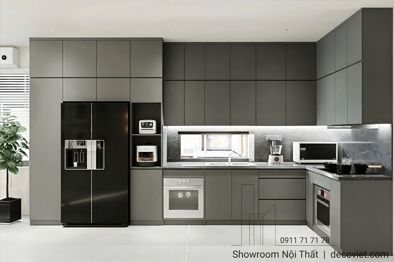 Khu bếp chữ L hiện đại, đầy đủ tiện nghi với tủ bếp cao kịch trần.