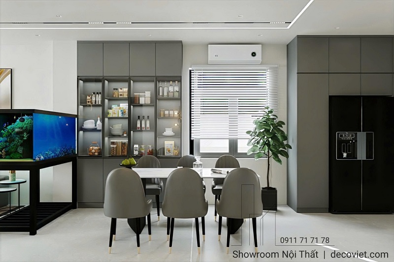 Góc bàn ăn sang trọng, liền kề bếp và bể cá cảnh.