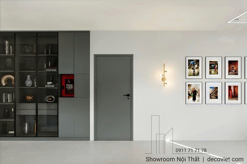 Tủ trưng bày kính lớn, kết hợp kệ trang trí và hệ đèn chiếu sáng nổi bật.