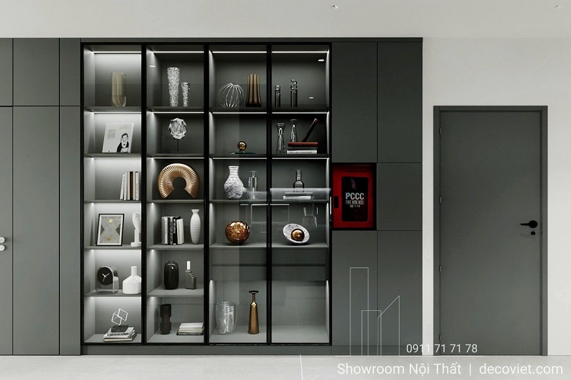 Tủ trang trí cao cấp, tối màu, trưng bày đồ decor sang trọng.