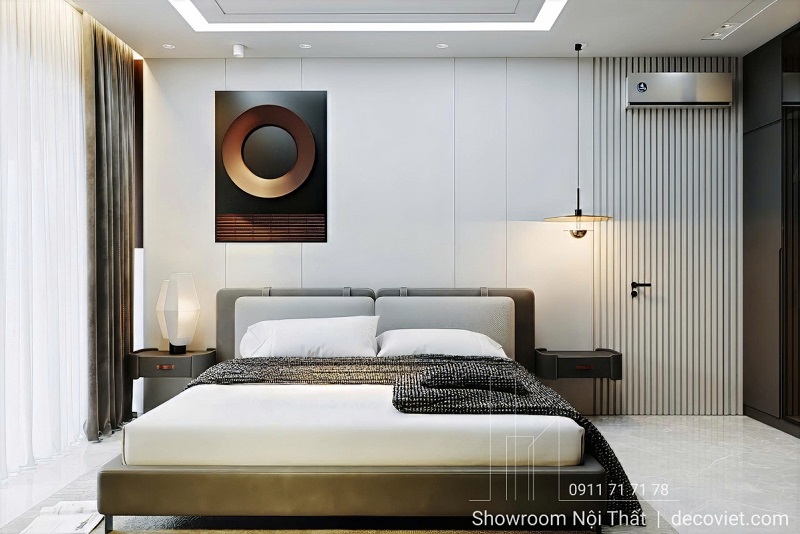 Phòng ngủ hiện đại với tủ quần áo kịch trần và kệ trang trí tối màu sang trọng.