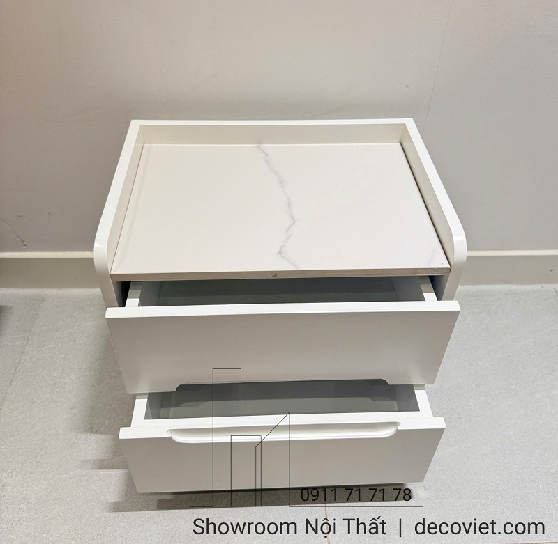 Tủ tab gỗ kiểu dáng vuông vức, tay nắm âm tối giản.