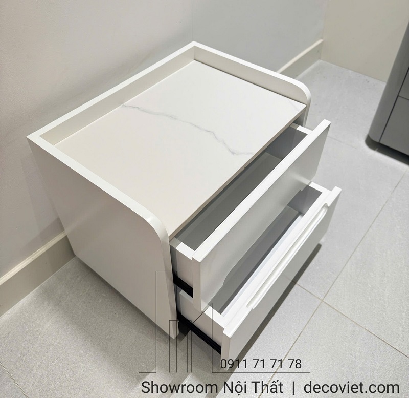 Thiết kế nhỏ gọn với hai ngăn kéo tiện lợi – lựa chọn lý tưởng cho phòng ngủ tinh tế.