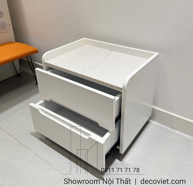 Tủ Tab Đầu Giường Gỗ đặt cạnh giường ngủ, phối hài hòa với không gian hiện đại.