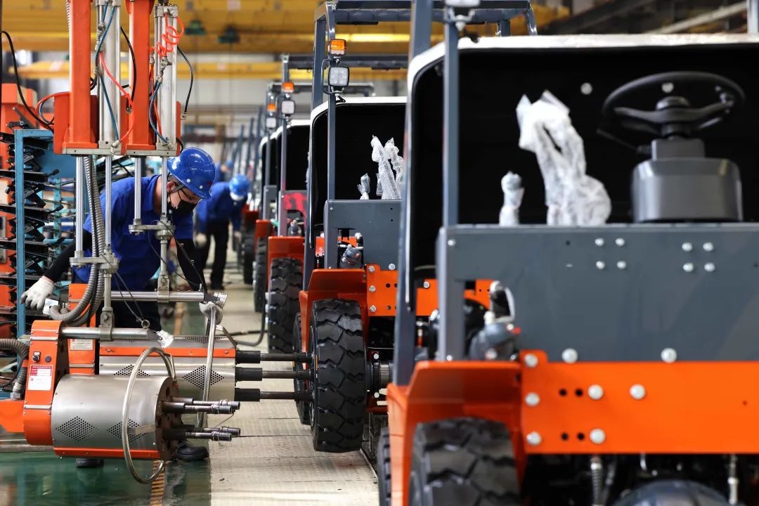 Công nhân bận rộn trên dây chuyền lắp ráp xe nâng Heli