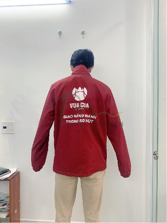 ban giao ao khoac gio vua cua