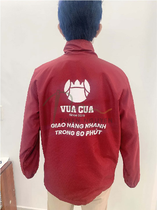 ban giao ao khoac gio vua cua