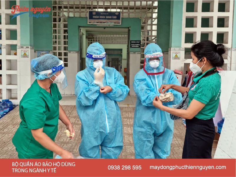Bộ quần áo thân liền y tế giúp phòng chống lây bệnh cho cộng đồng