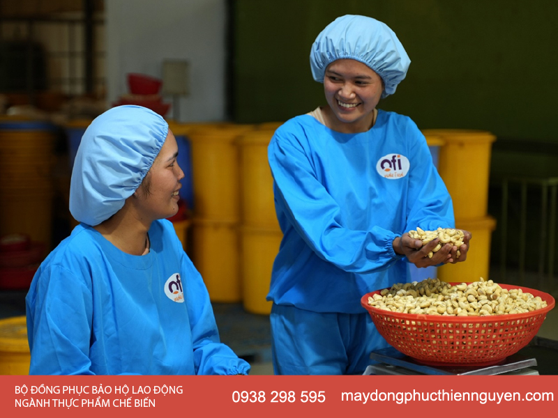 Đồng phục bảo hộ lao động được sử dụng trong quá trình làm việc tịa nhà máy