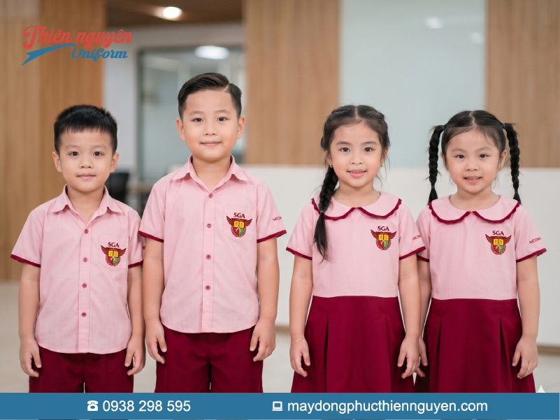 Bộ đồng phục học sinh mầm non Trường quốc tế Saigon Academy màu hồng phối với đỏ đô