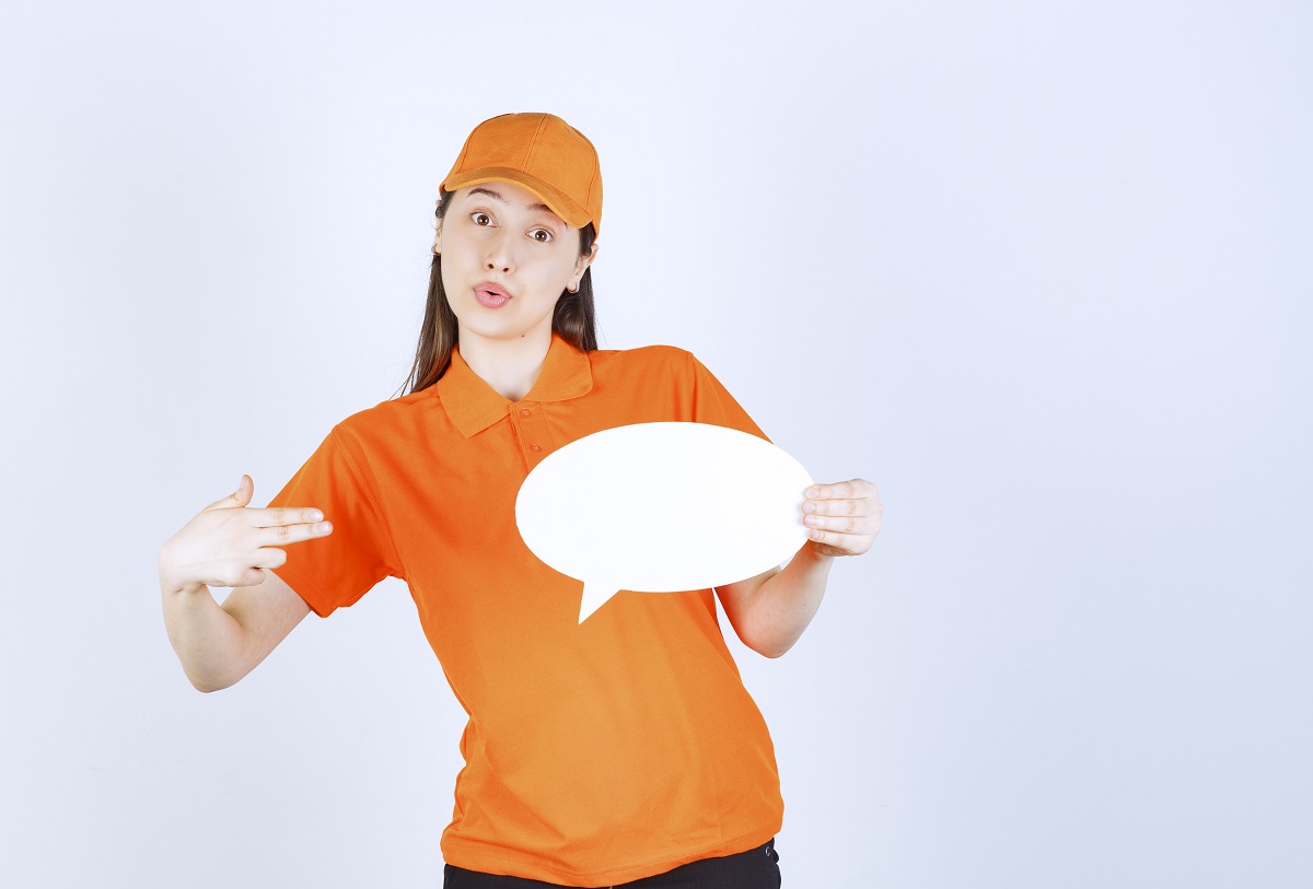 Màu cam đồng phục nhân viên bán hàng