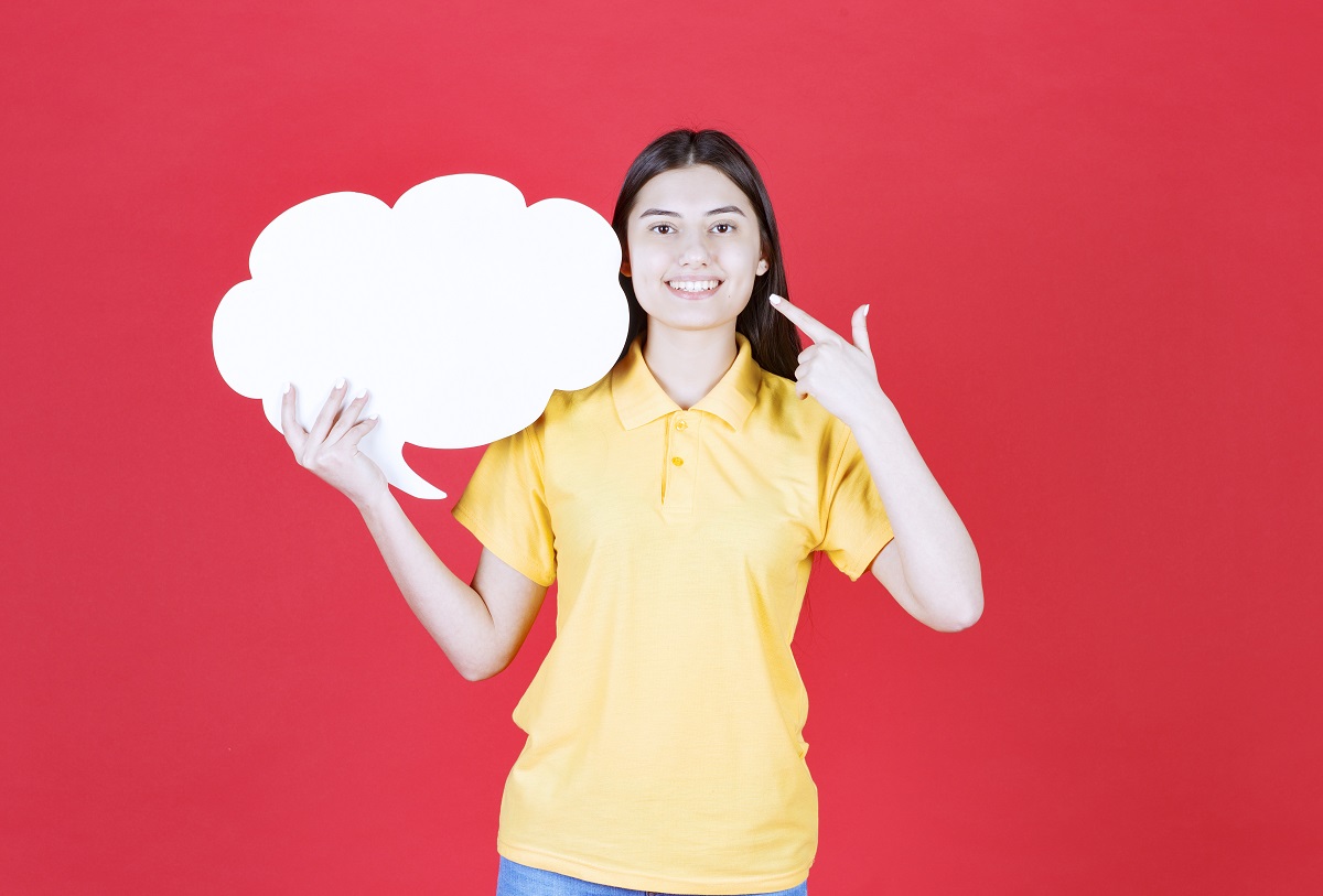 Màu vàng đồng phục nhân viên bán hàng