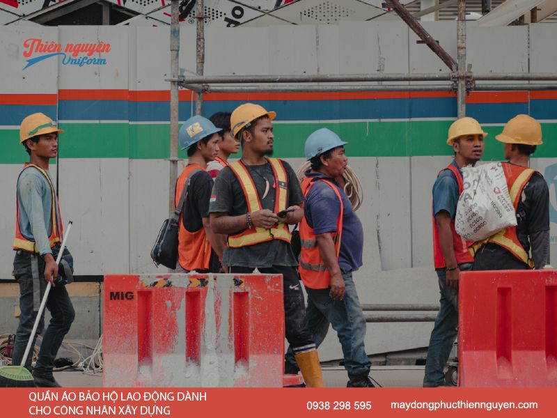 Tầm quan trọng khi trang bị quần áo bảo hộ lao động trong ngành xây dựng
