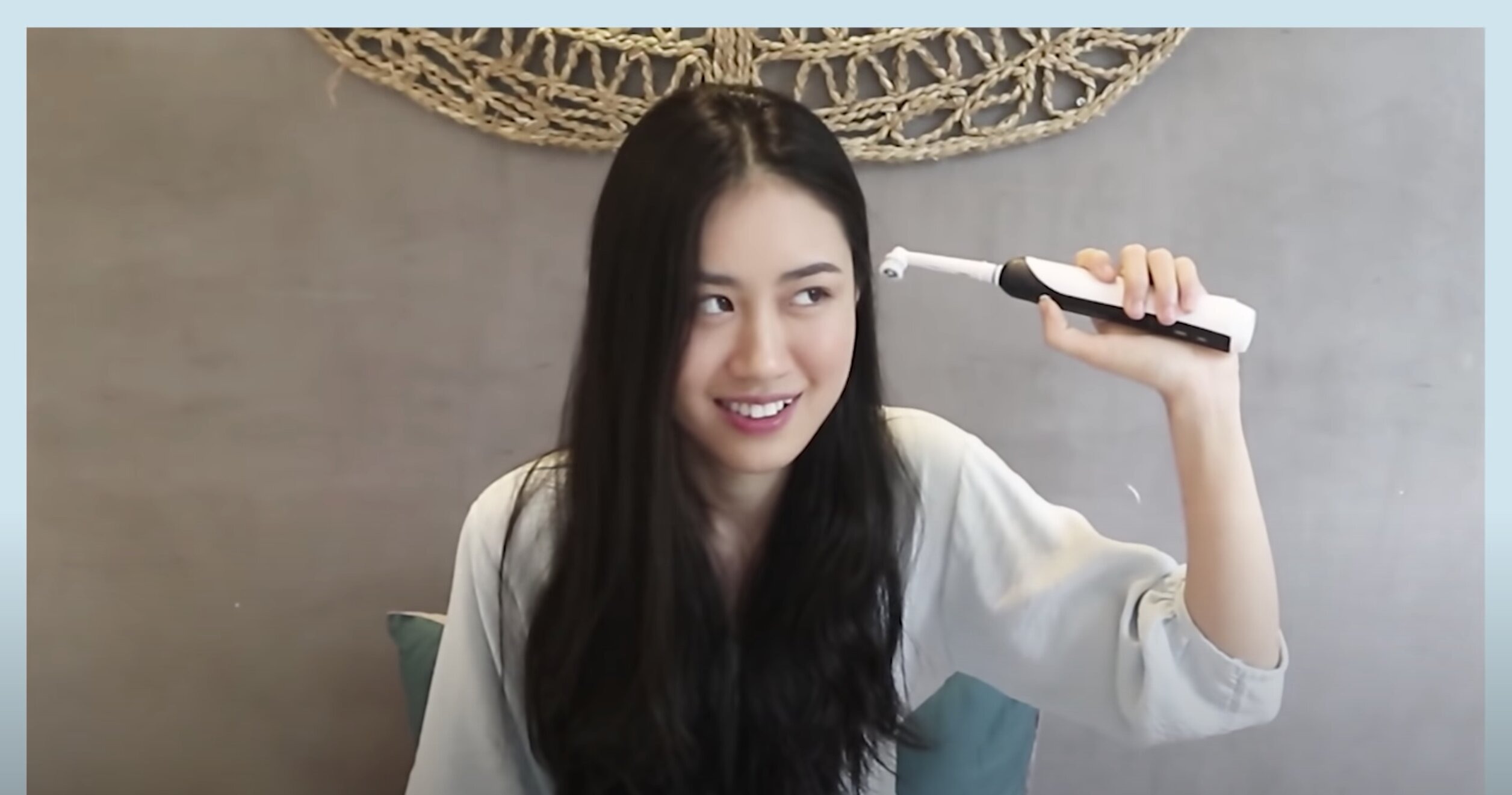 Hãy iu cô gái hay cười, vì cô gái ấy không lười đánh răng. Review cảm nhận 3 hãng Oral-B, Philips và Foreo của Mai Vân Trang Hãy iu cô gái hay cười, vì cô gái ấy không lười đánh răng. Review cảm nhận 3 hãng Oral-B, Philips và Foreo của Mai Vân Trang