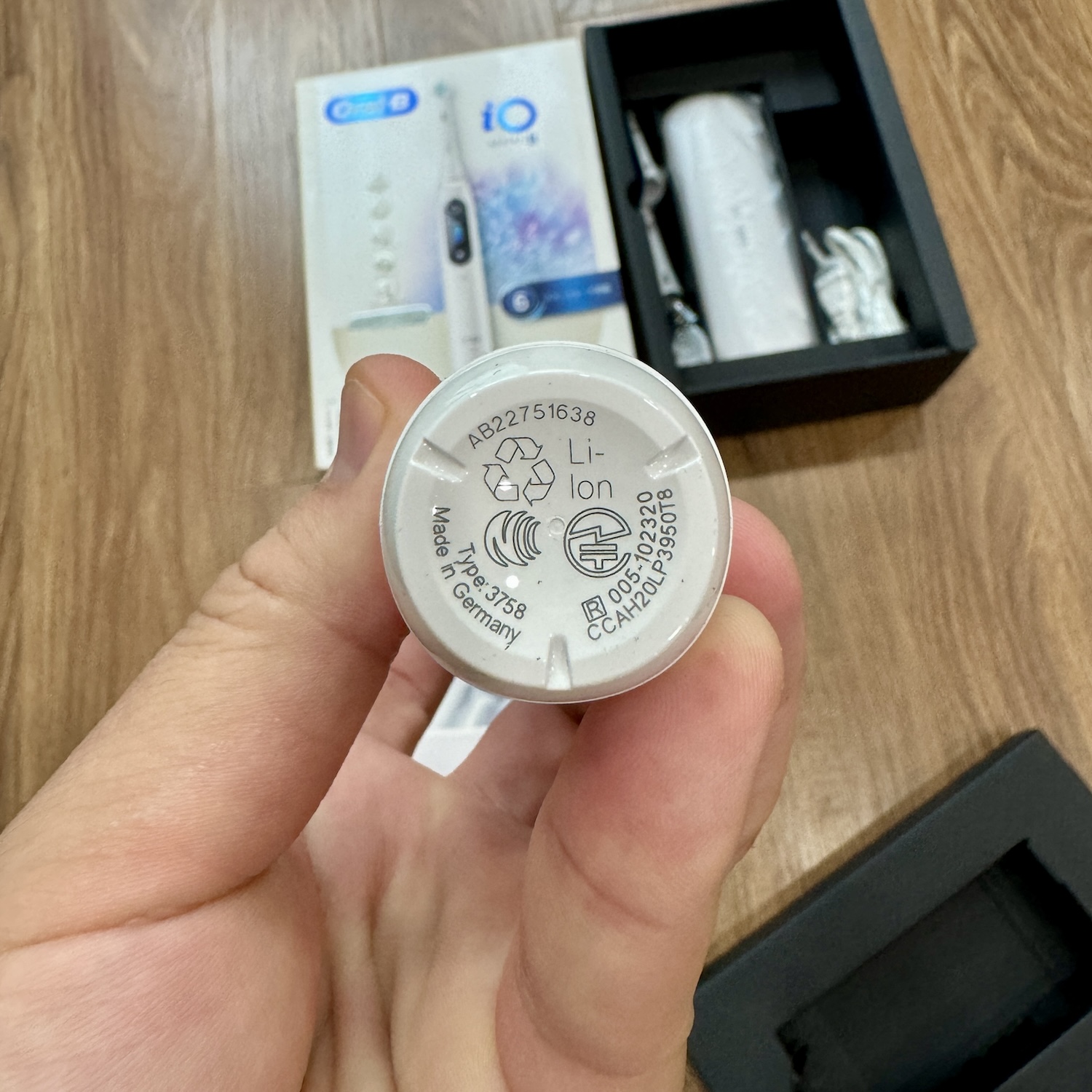 ban chai dien oral b io series 8 mau trang made in germany