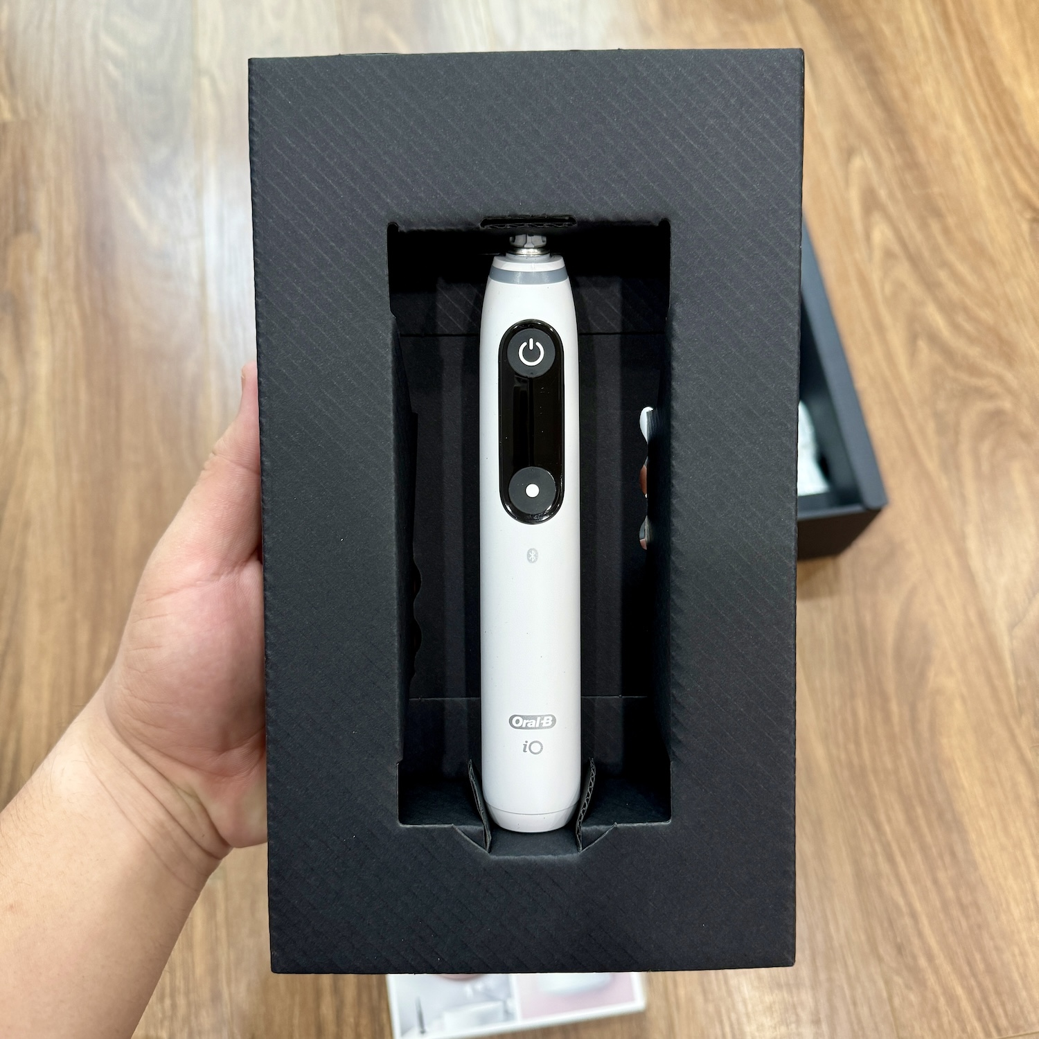 ban chai dien oral b io series 8 mau trang fullbox