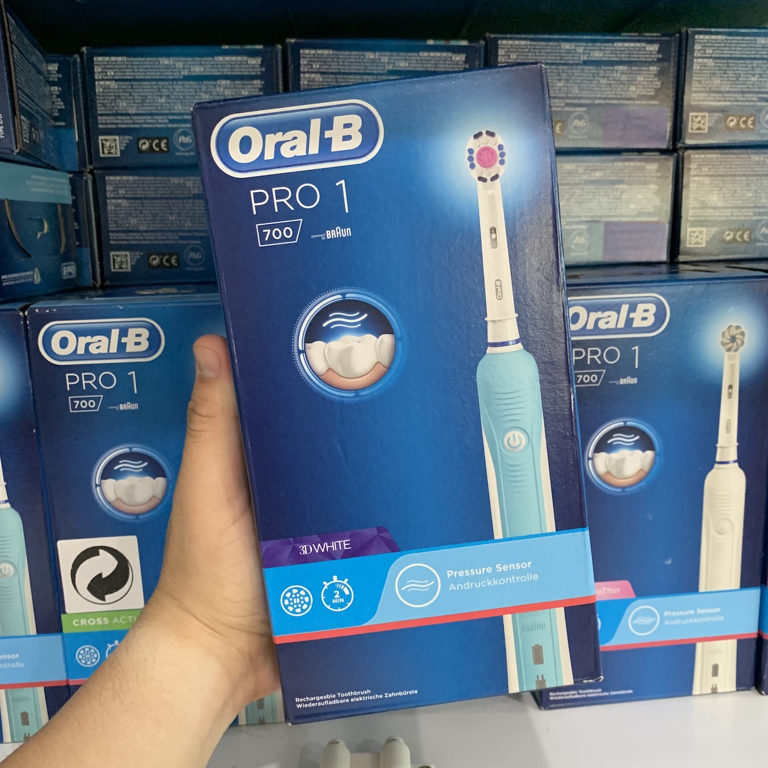  Ban chai dien oral b pro 1 700 xanh 3d white