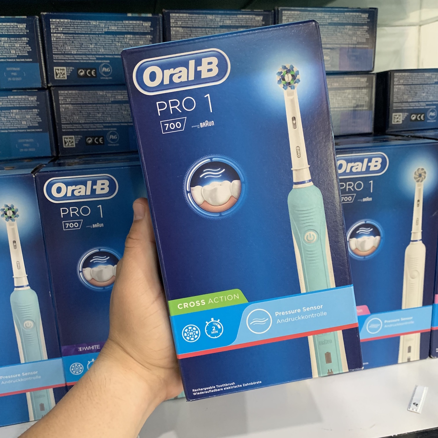 ban chai dien oral b pro 1 700 xanh crossaction