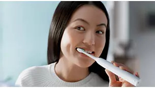 Thiết kế tay cầm thuận theo tư thế tự nhiên của người dùng giúp dễ cầm và sử dụng bàn chải