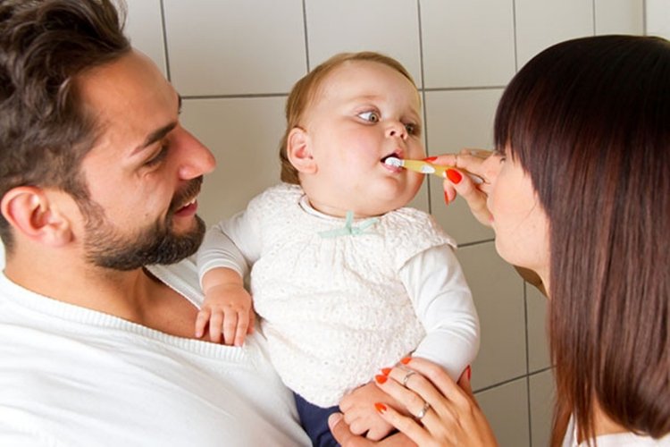 Chăm sóc răng miệng cho bé dưới 1 tuổi giai đoạn mọc răng sữa