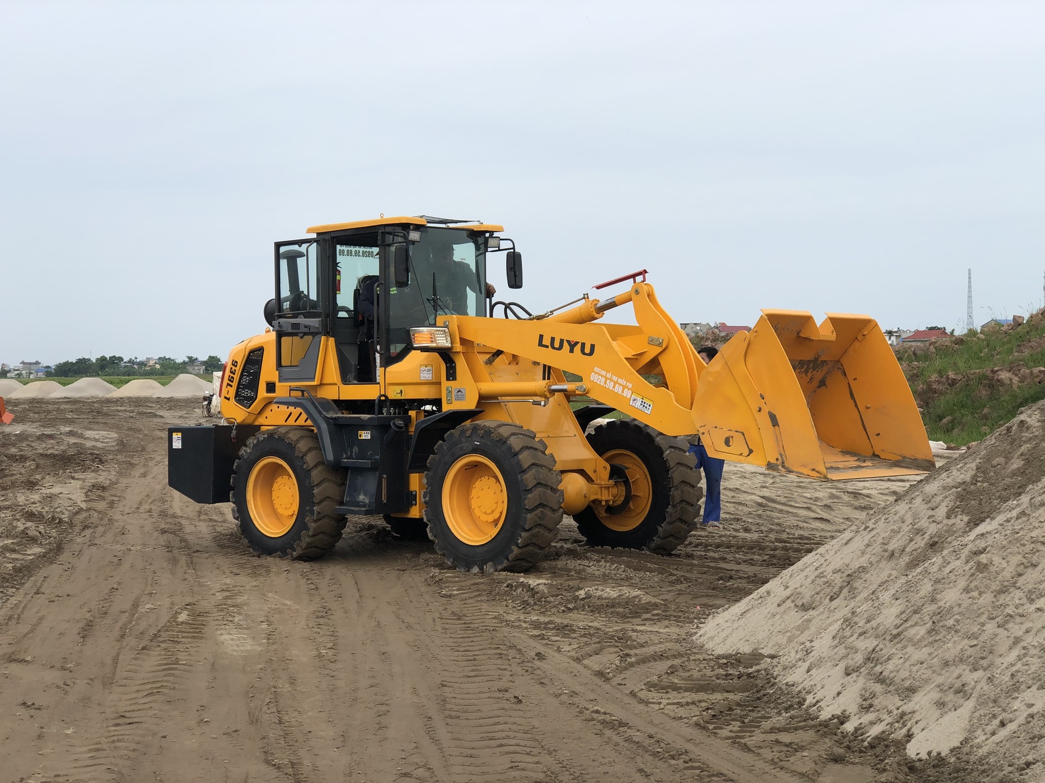 Máy xúc lật 1,5m3 luyu ly939