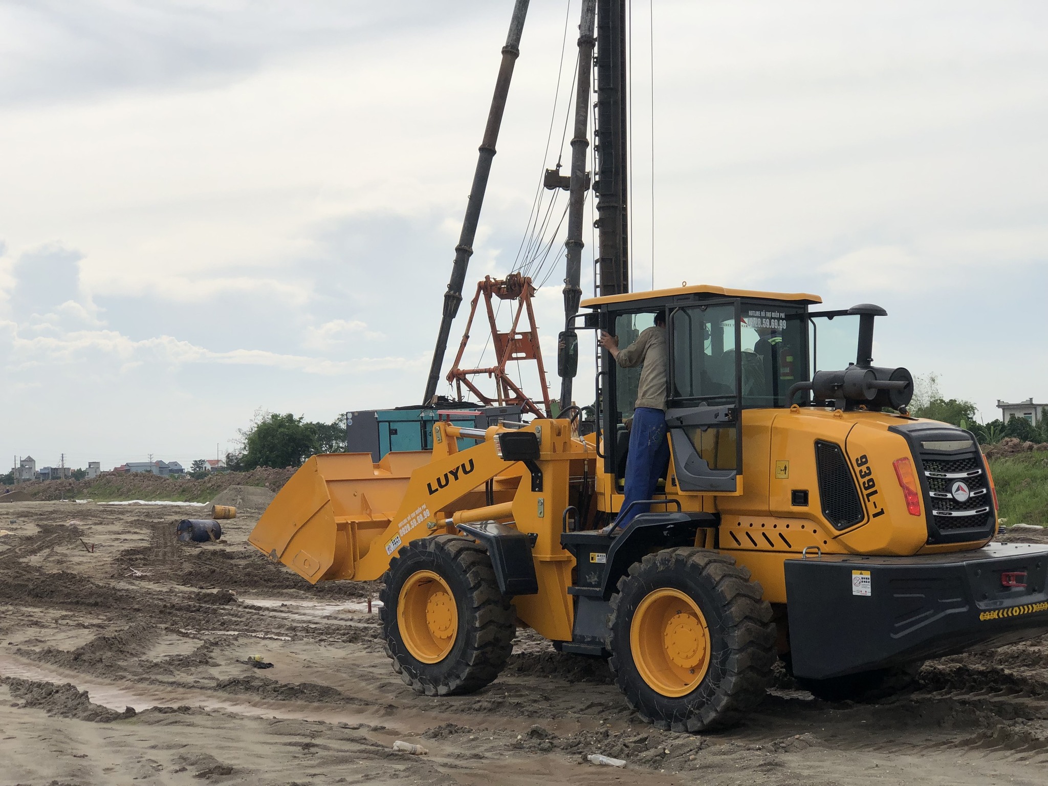 Máy xúc lật 1,5m3 luyu ly939