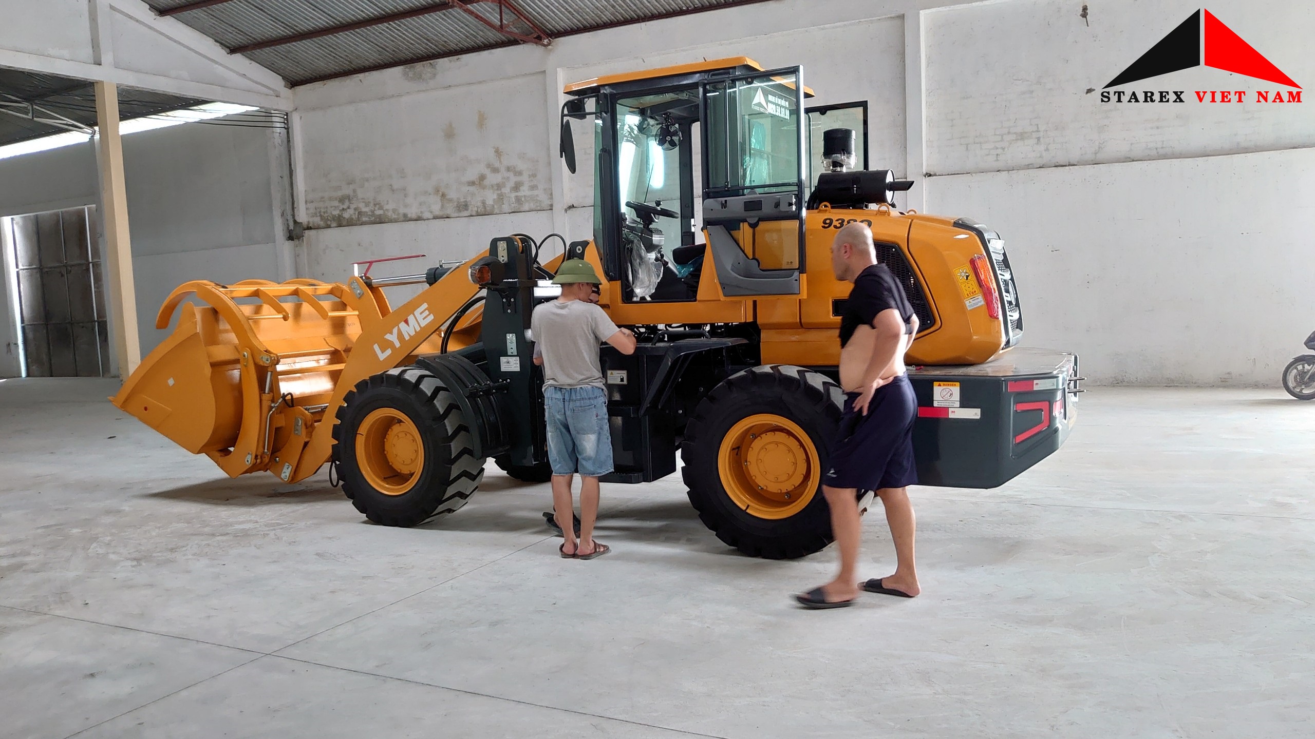 MÁY XÚC LẬT GẮP GỖ 76KW 938Q