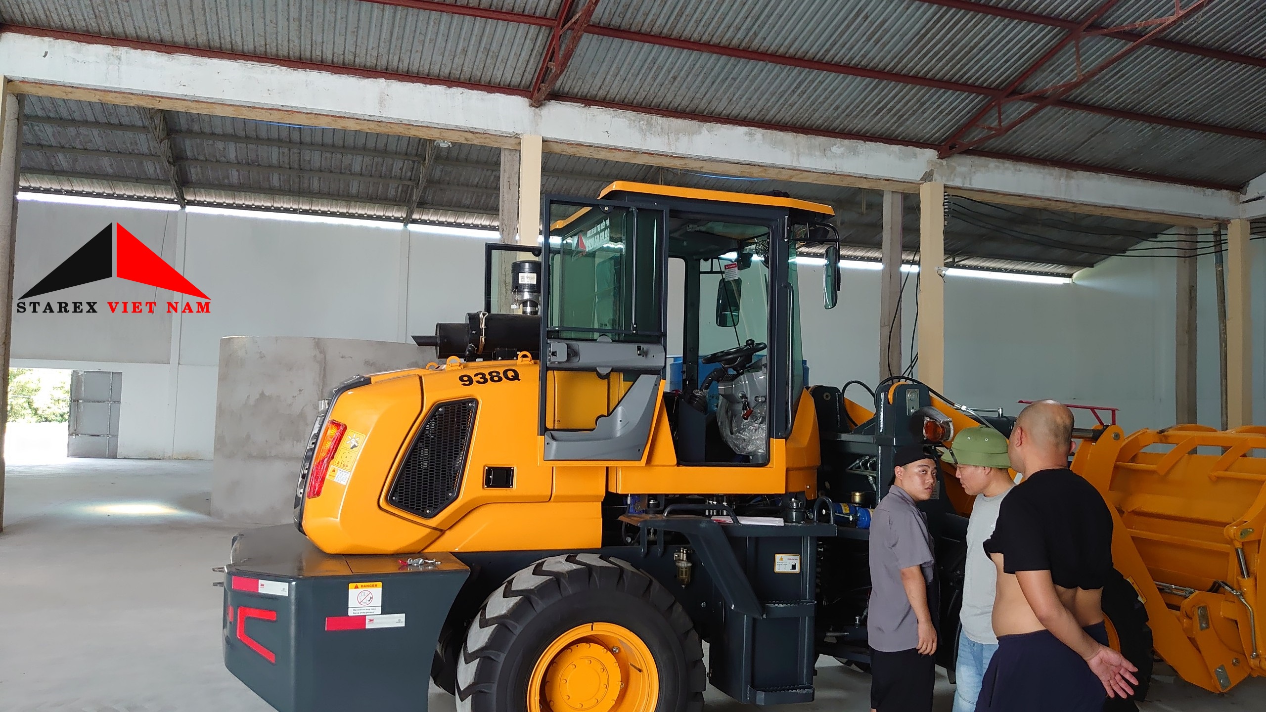 MÁY XÚC LẬT GẮP GỖ 76KW 938Q