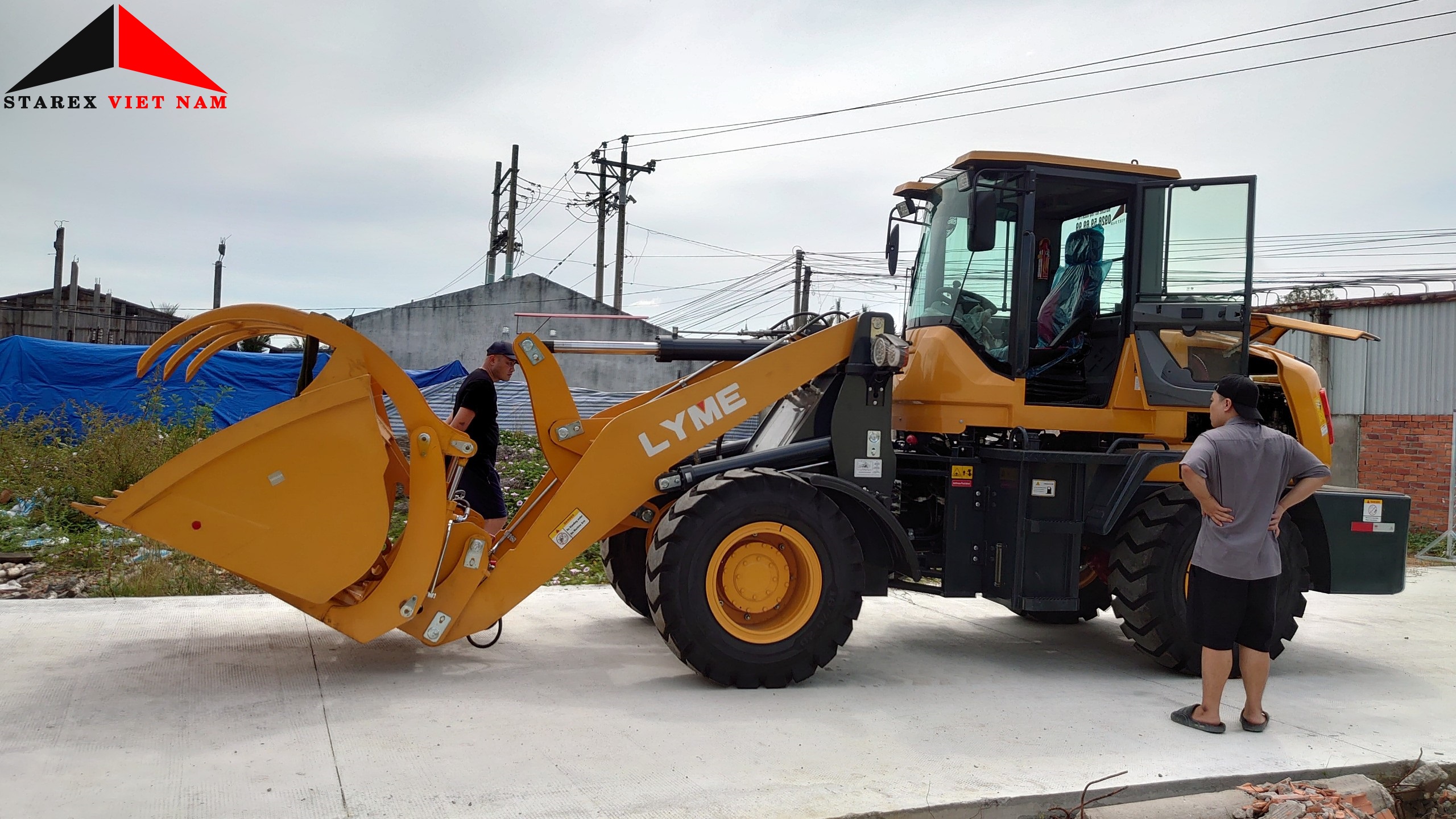 MÁY XÚC LẬT GẮP GỖ 76KW 938Q