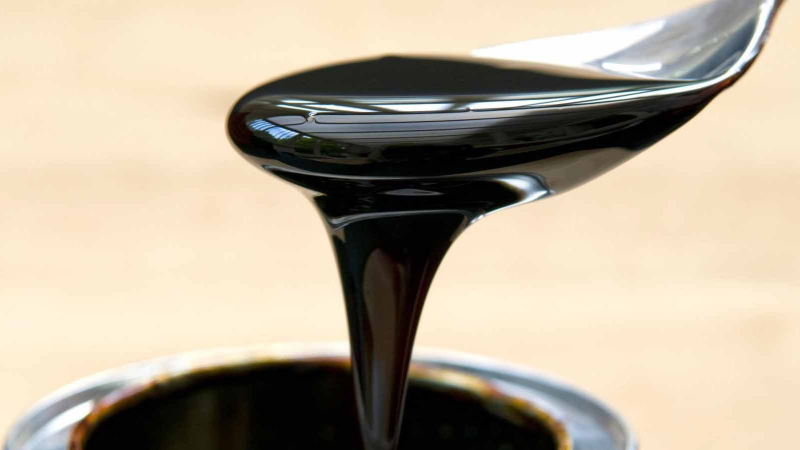 Sử dụng mật rỉ đường, cám gạo, đậu nành để tạo màu nước ao