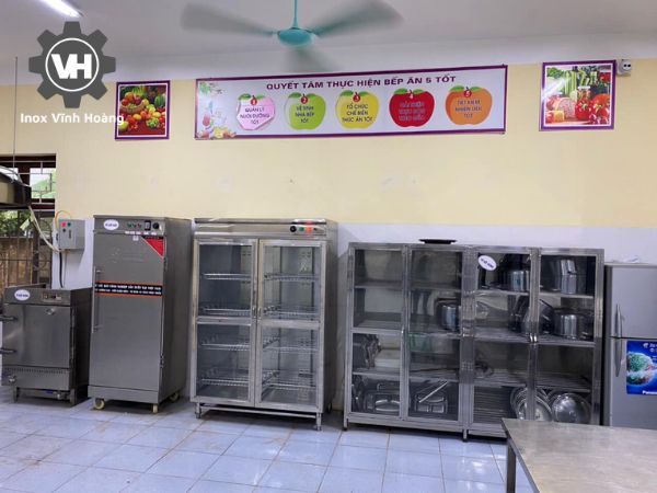 Tủ sấy bát công nghiệp 2 cánh sử dụng trong khu bếp ăn trường mần non