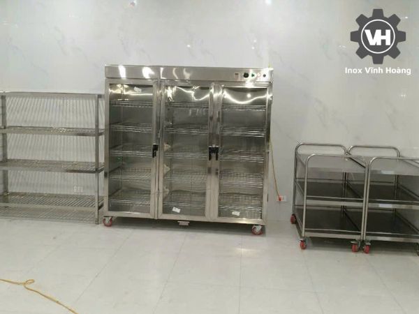 Tủ sấy bát đĩa công nghiệp 3 cánh tại khu bếp ăn của Amkor Vietnam - Bắc Ninh