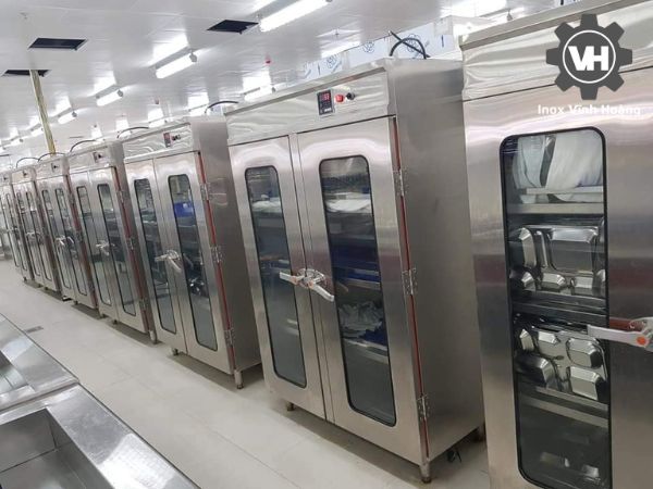 Tủ sấy khay ăn sử dụng trong khu bếp phục vụ số lượng người ăn lớn