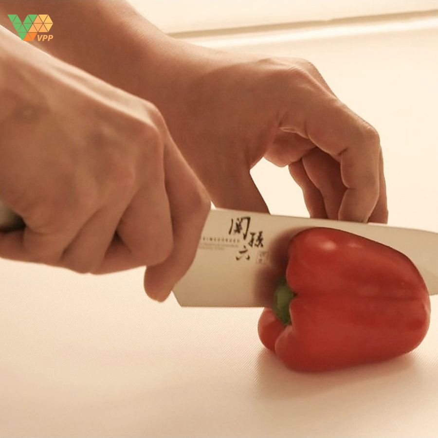 Sử dụng Dao Santoku Seki Magoroku Takumiso (Shoso) đúng cách