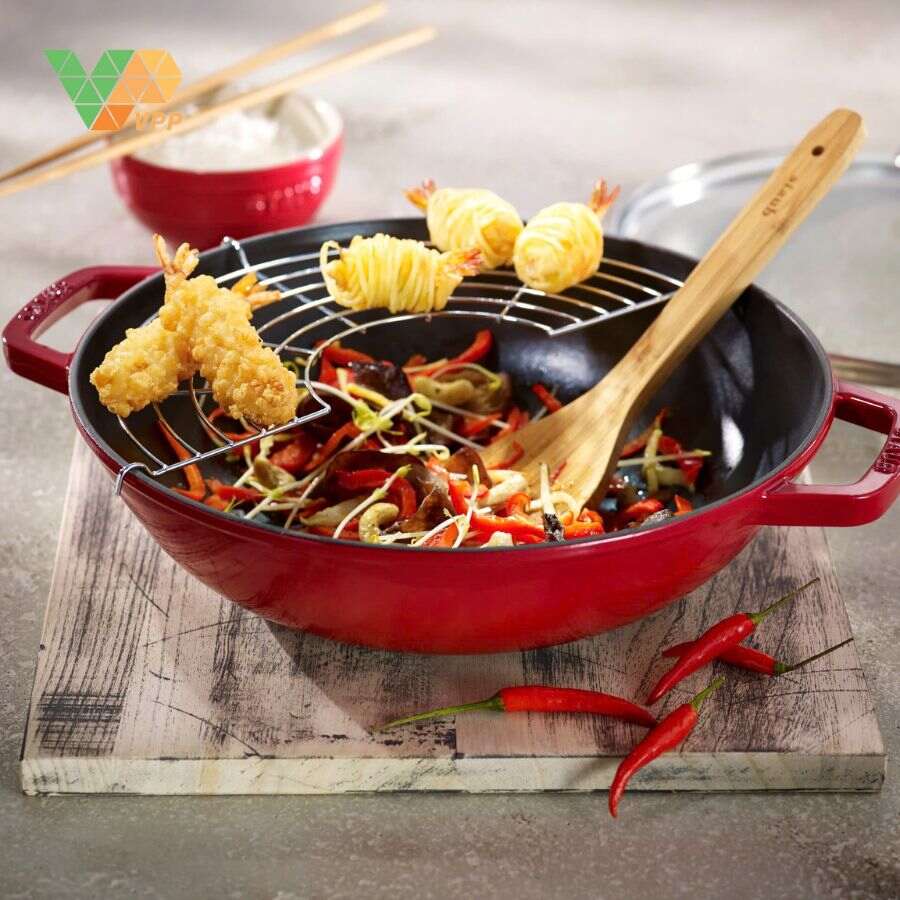 Chảo Wok STAUB màu đỏ cherry 29cm chính hãng