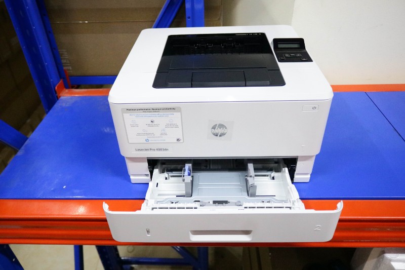 Bạn nên vệ sinh máy và khoang mực trước khi bơm mực vào máy in phun HP