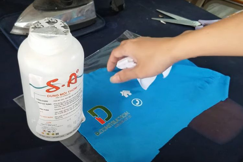 Cách tẩy mực in chuyển nhiệt trên áo bằng dung môi hóa chất