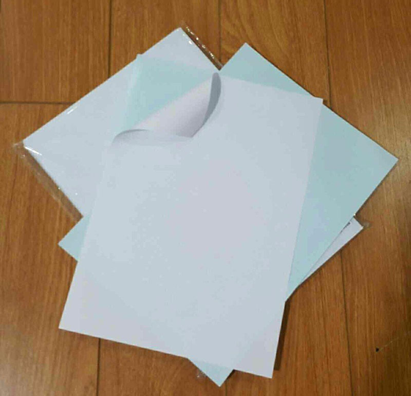 Giấy decal A4 có khả năng bám dính tốt trên nhiều loại bề mặt