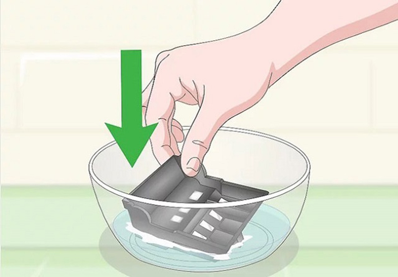 Ngâm đầu phun máy in vào dung dịch đã pha