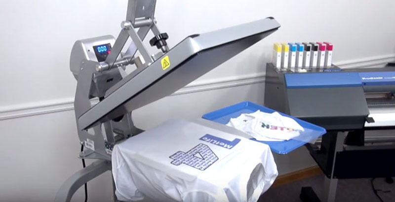 In chuyển nhiệt trên vải sáng màu dễ dàng hơn và cho kết quả sắc nét hơn