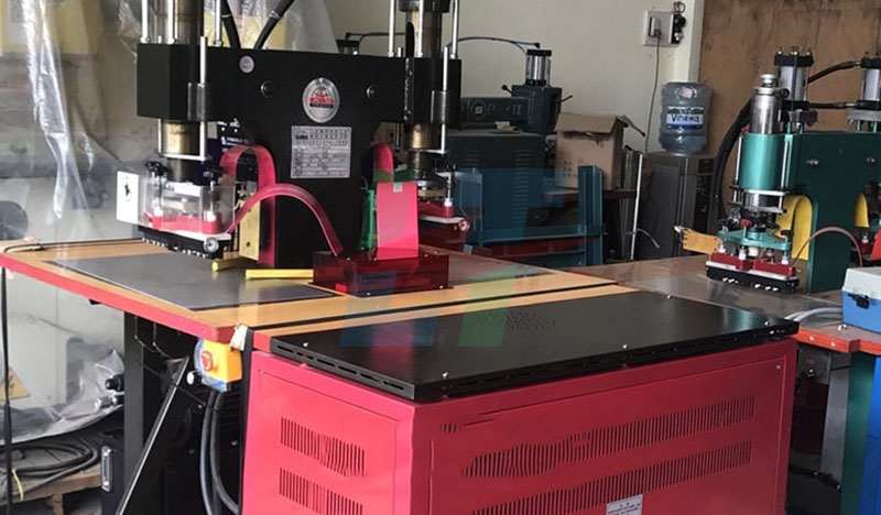 Máy ép nhiệt cao tần là thiết bị công nghiệp sử dụng năng lượng tần số cao để tạo nhiệt và áp lực